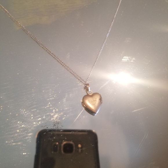 Embedded Flower Heart Locket - Picture 3 of 4